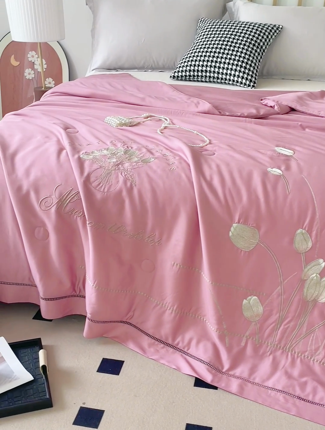 91家纺网 家纺一手货源 找家纺 优姿家纺 2025新款60S天丝绣花镂空夏被2 粉色