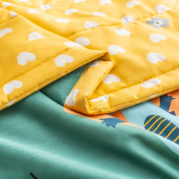 91家纺网 家纺一手货源 找家纺 暖阳 【同款地板价】2025年新款全棉印花棉花夏被四件套被子被芯 恐龙家族绿