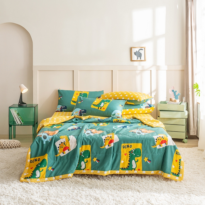 91家纺网 家纺一手货源 找家纺 暖阳 【同款地板价】2025年新款全棉印花棉花夏被四件套被子被芯 恐龙家族绿