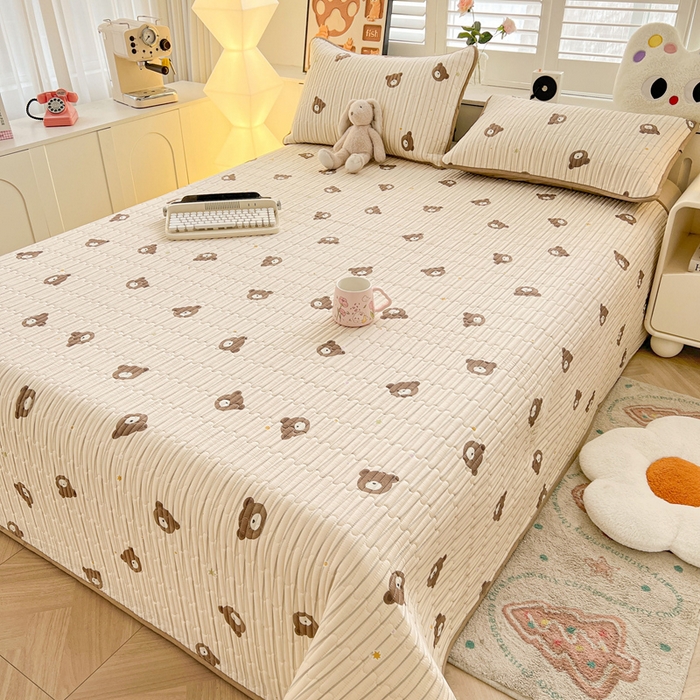 91家纺网 家纺一手货源 找家纺 雅萱家纺  2025新款双面全棉印花床盖三件套 饼干熊