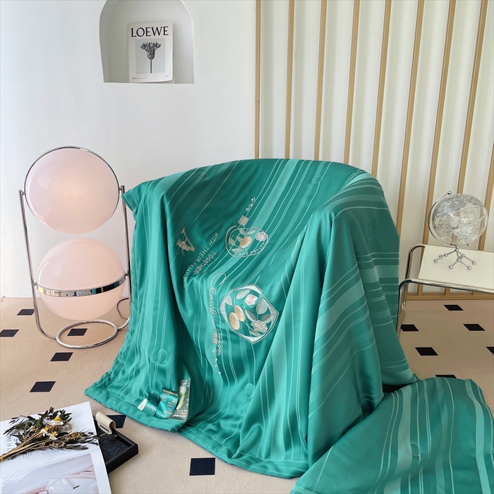 91家纺网 家纺一手货源 找家纺 优姿家纺 2025新款60S天丝绣花镂空夏被4 深绿色条纹