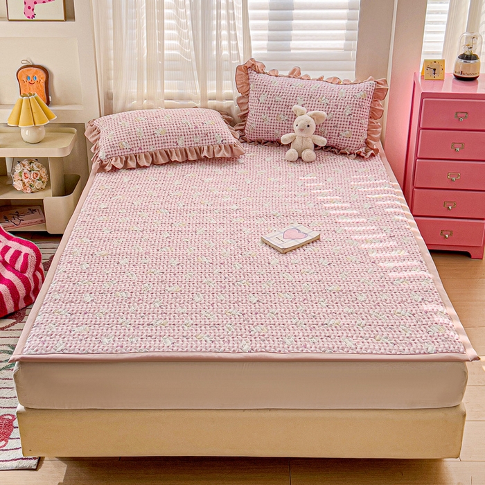 91家纺网 家纺一手货源 找家纺 纽缦家纺2025新款云感提花双层纱夹棉床垫 猫猫晚宴