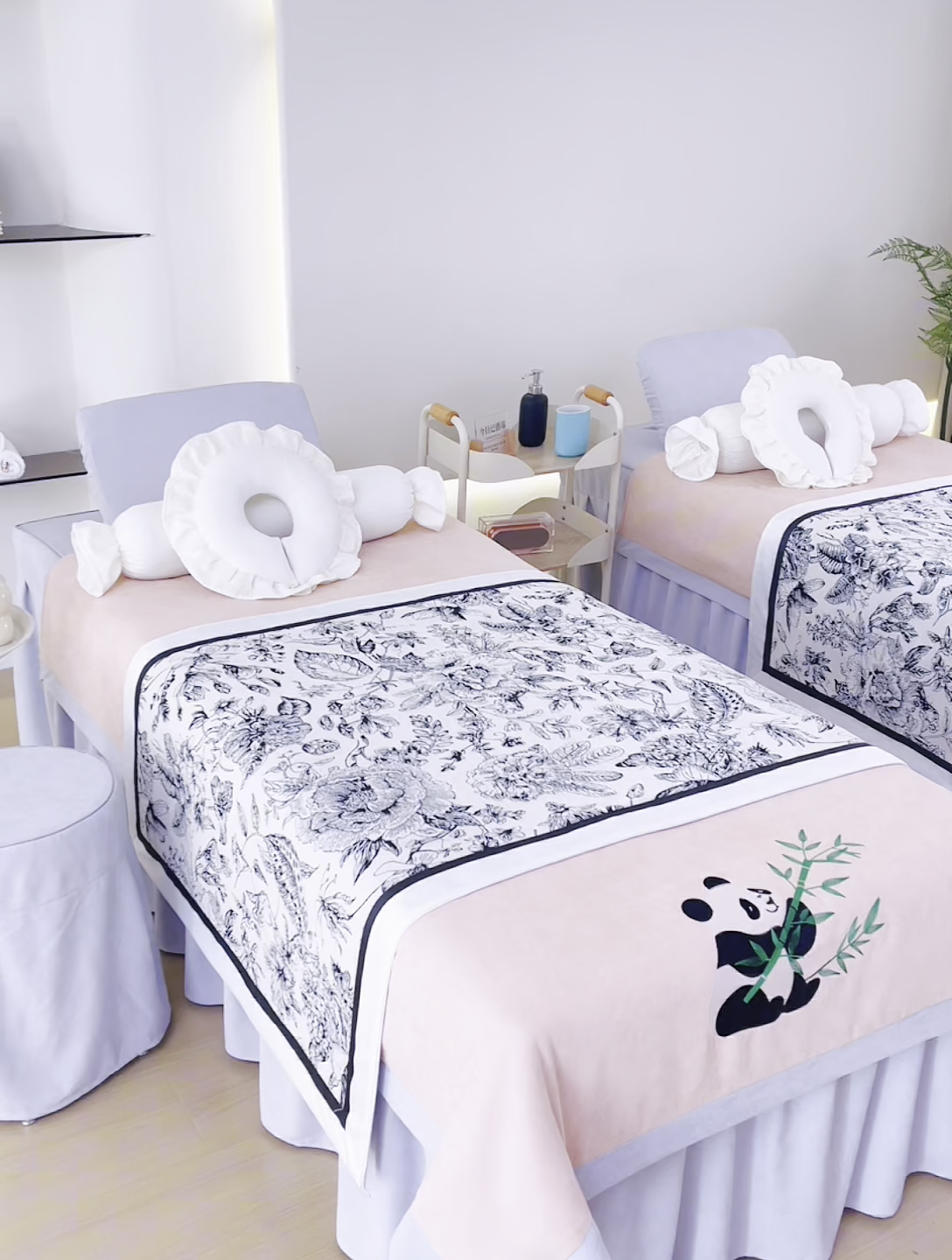 91家纺网 家纺一手货源 找家纺 不打烊家纺 2025新款贡缎绣花熊猫系列美容床罩 卡其色拼灰色