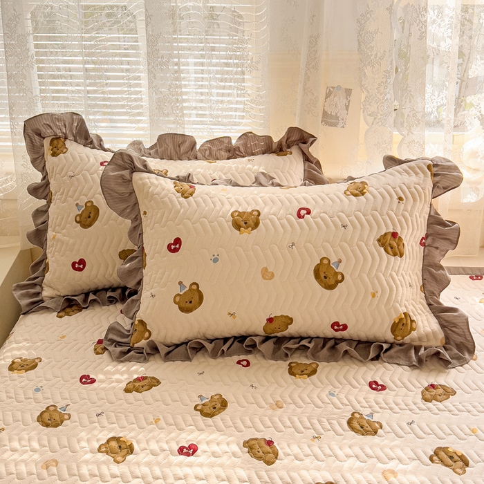 91家纺网 家纺一手货源 找家纺 2025云感提花双层纱加厚夹棉绗缝床盖 奇妙小熊米