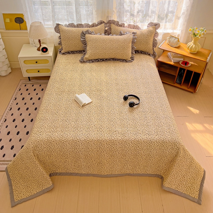 91家纺网 家纺一手货源 找家纺 2025云感提花双层纱加厚夹棉绗缝床盖 小豹纹