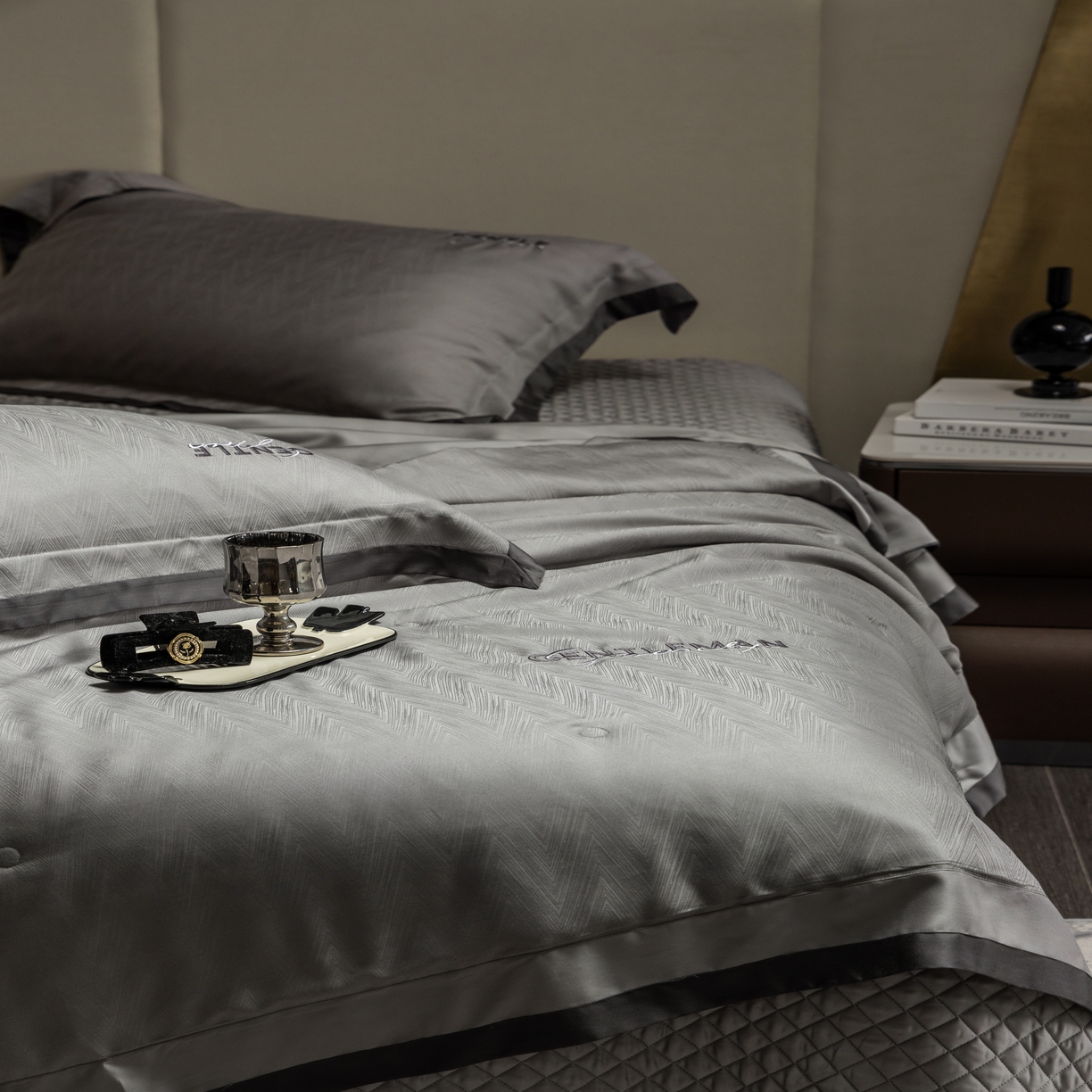 91家纺网 家纺一手货源 找家纺 时亿家居  2025新款80天丝提花床盖款夏被四件套 -晓雅系列 晓雅灰