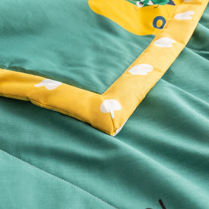 91家纺网 家纺一手货源 找家纺 暖阳 【同款地板价】2025年新款全棉印花棉花夏被四件套被子被芯 恐龙家族绿