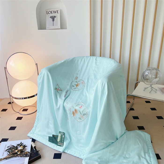 91家纺网 家纺一手货源 找家纺 优姿家纺 2025新款60S天丝绣花镂空夏被4 天蓝色