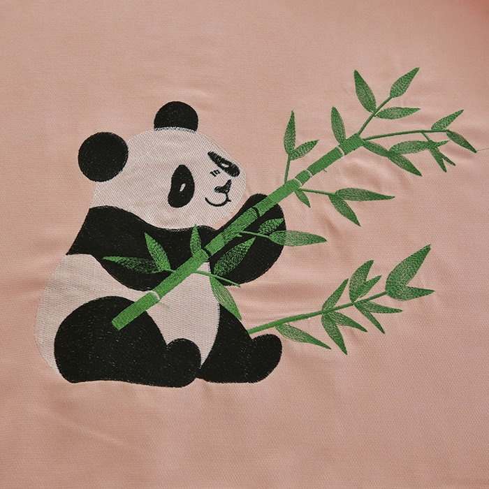 91家纺网 家纺一手货源 找家纺 不打烊家纺 2025新款贡缎绣花熊猫系列美容床罩 玉色