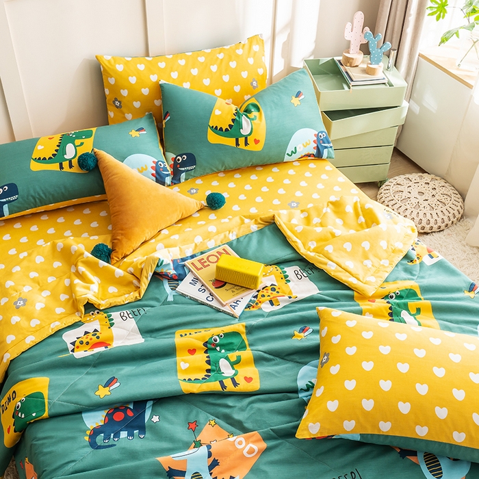 91家纺网 家纺一手货源 找家纺 暖阳 【同款地板价】2025年新款全棉印花棉花夏被四件套被子被芯 恐龙家族绿