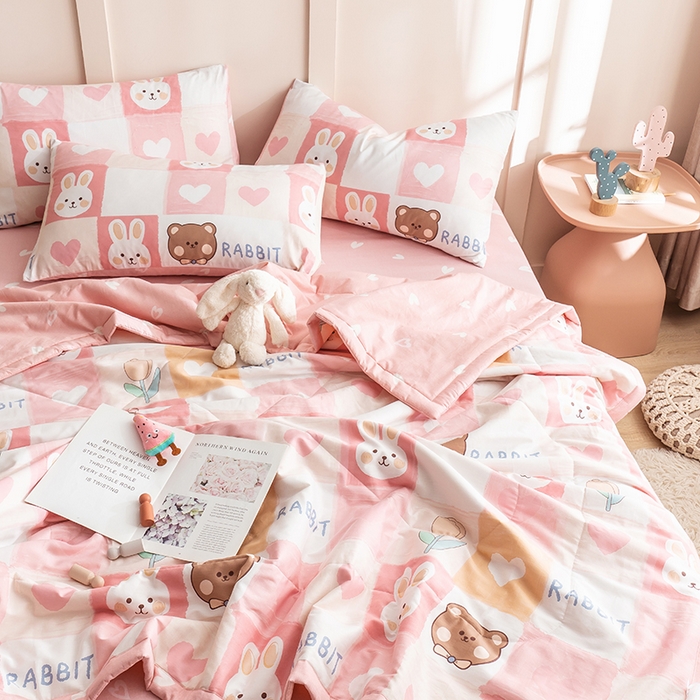 91家纺网 家纺一手货源 找家纺 暖阳 【同款地板价】2025年新款全棉印花棉花夏被四件套被子被芯 奶油兔红