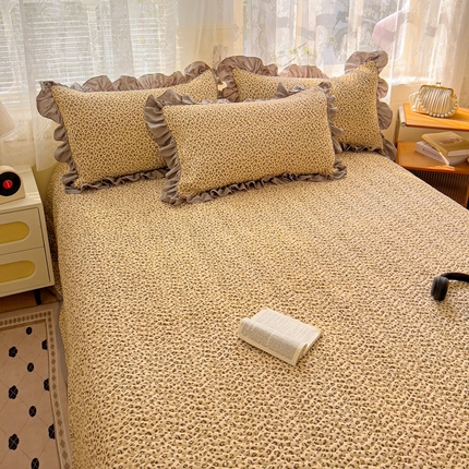 纽缦家纺 2025云感提花双层纱加厚夹棉绗缝床盖 小豹纹