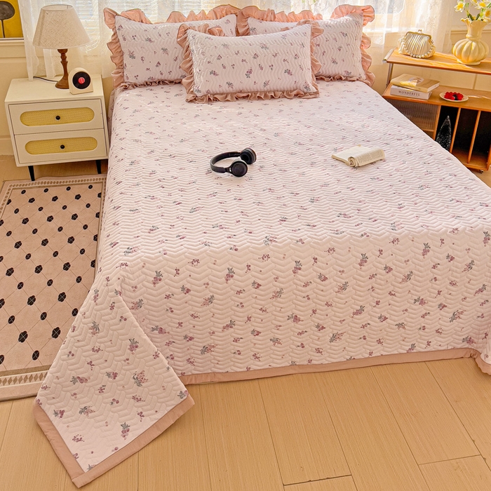 91家纺网 家纺一手货源 找家纺 2025云感提花双层纱加厚夹棉绗缝床盖 葡萄七分甜