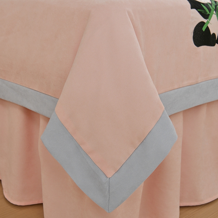 91家纺网 家纺一手货源 找家纺 不打烊家纺 2025新款贡缎绣花熊猫系列美容床罩 玉色