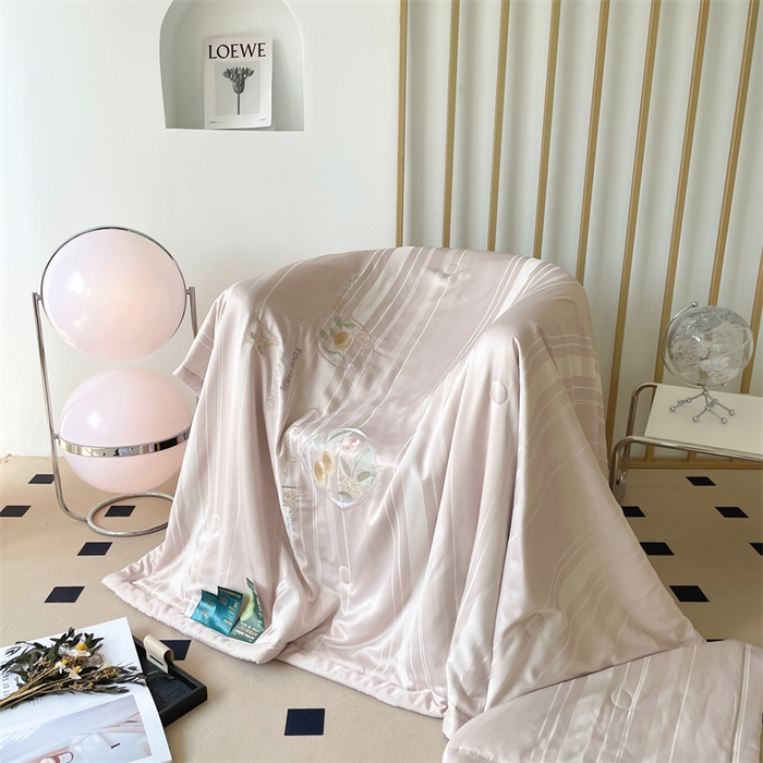 91家纺网 家纺一手货源 找家纺 优姿家纺 2025新款60S天丝绣花镂空夏被4 浅粉色条纹