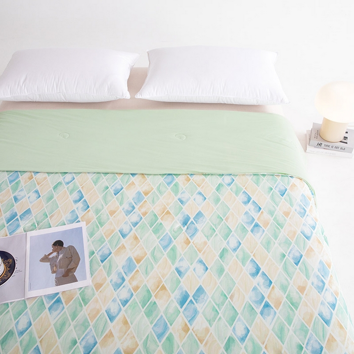 91家纺网 家纺一手货源 找家纺 睡棉坊2025新款数码印花高克重凉感丝夏凉被呱呱被10%大豆纤维填充带质检报告 媚格绿