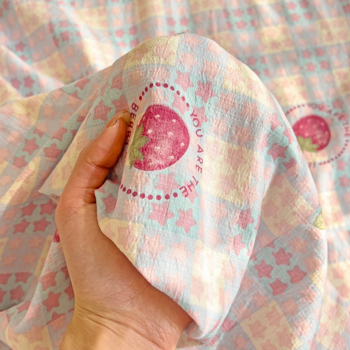 91家纺网 家纺一手货源 找家纺 纽缦家纺 2025新款云感提花双层纱床单 有草莓的地方