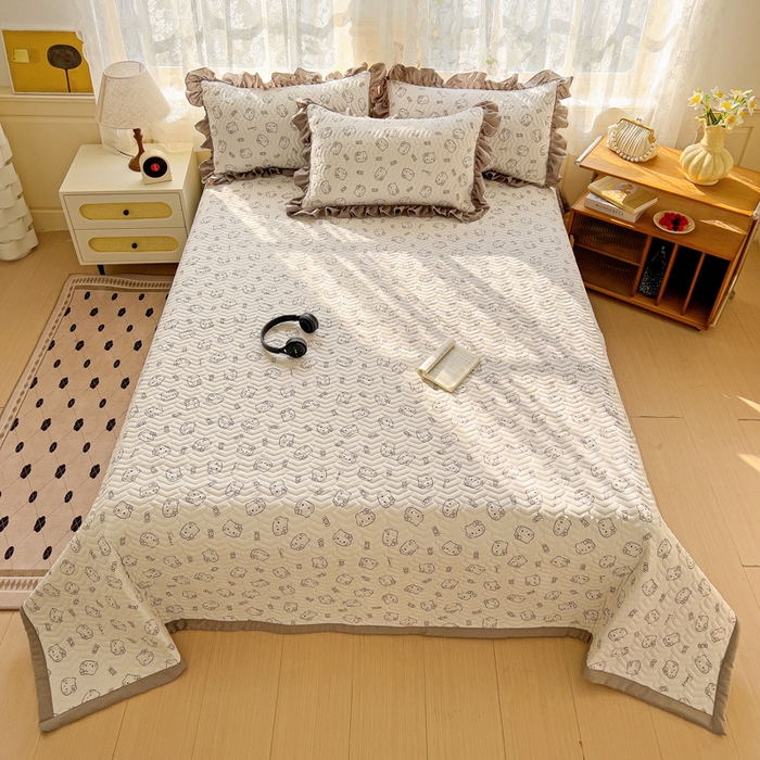 91家纺网 家纺一手货源 找家纺 2025云感提花双层纱加厚夹棉绗缝床盖 猫咪恋人