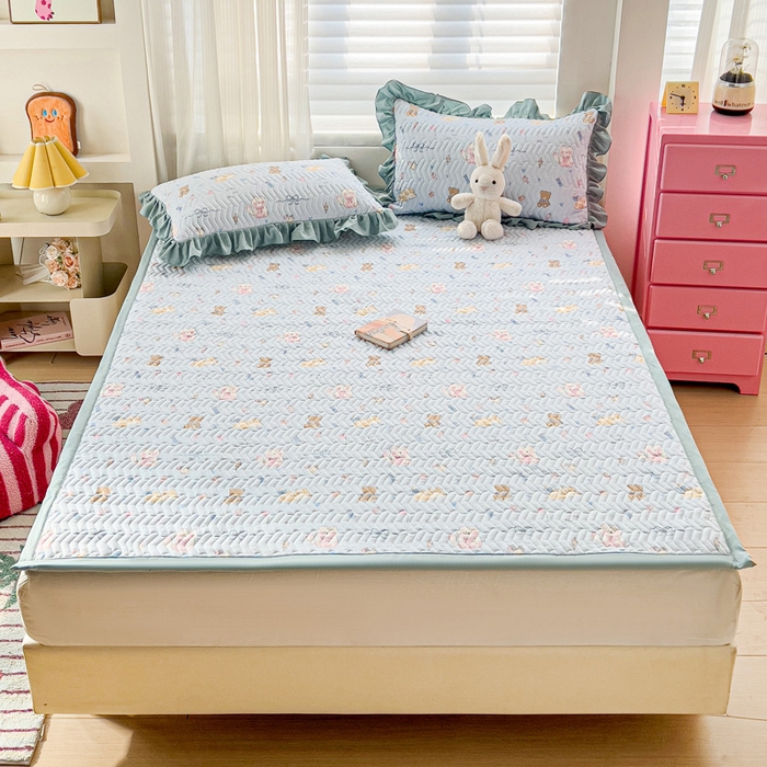 91家纺网 家纺一手货源 找家纺 纽缦家纺2025新款云感提花双层纱夹棉床垫 小猫时光蓝