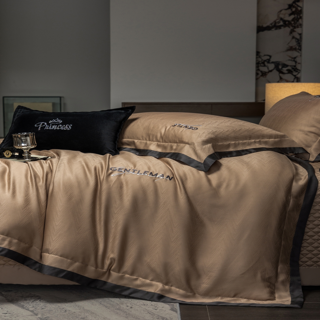 91家纺网 家纺一手货源 找家纺 时亿家居 2025新款80天丝提花床盖款四件套-晓雅系列 晓雅 咖