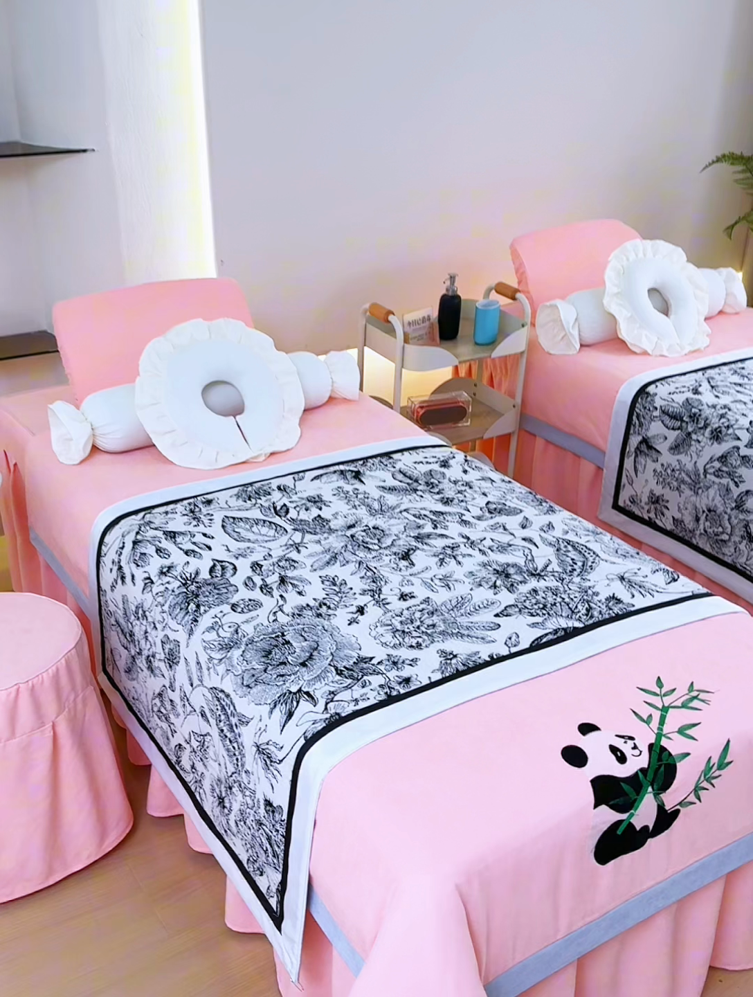 91家纺网 家纺一手货源 找家纺 不打烊家纺 2025新款贡缎绣花熊猫系列美容床罩 玉色