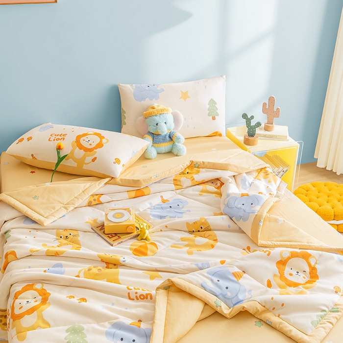 91家纺网 家纺一手货源 找家纺 暖阳 【同款地板价】2025年新款全棉印花棉花夏被四件套被子被芯 狮子乐园