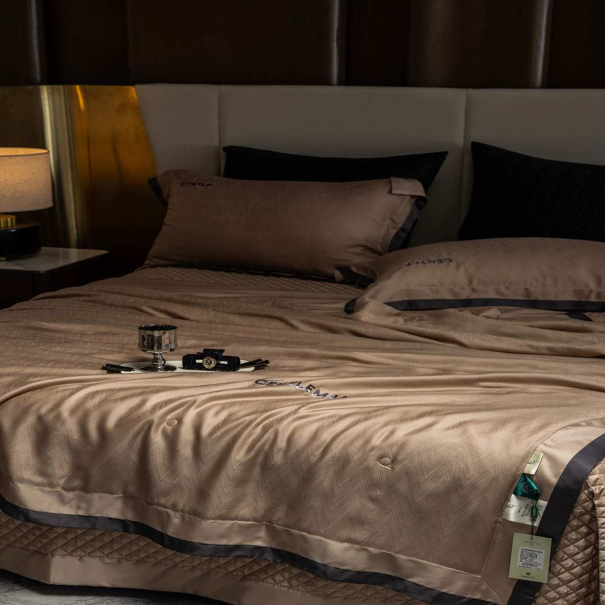 91家纺网 家纺一手货源 找家纺 时亿家居  2025新款80天丝提花床盖款夏被四件套 -晓雅系列 晓雅咖