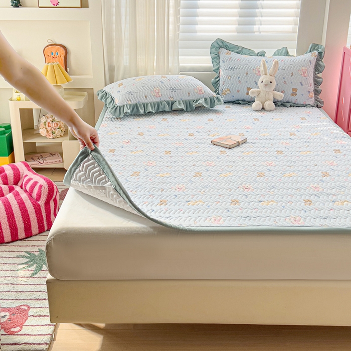 91家纺网 家纺一手货源 找家纺 纽缦家纺2025新款云感提花双层纱夹棉床垫 小猫时光蓝