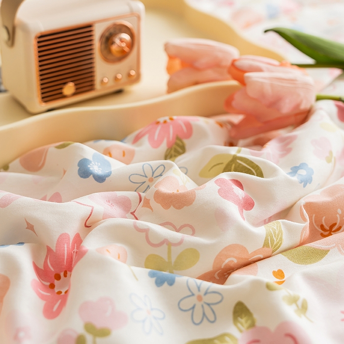 91家纺网 家纺一手货源 找家纺 暖阳 【同款地板价】2025年新款全棉印花棉花夏被四件套被子被芯 倾心之恋