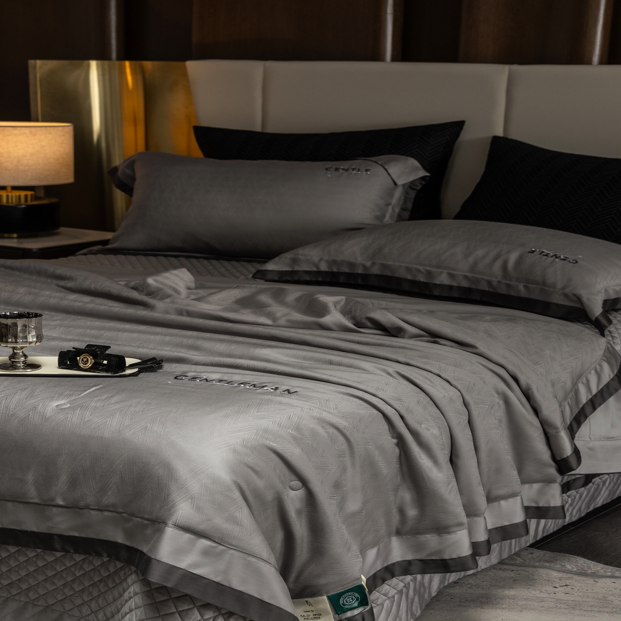 91家纺网 家纺一手货源 找家纺 时亿家居  2025新款80天丝提花床盖款夏被四件套 -晓雅系列 晓雅灰