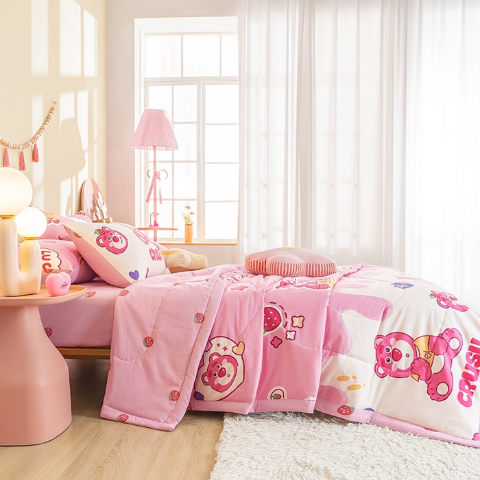 91家纺网 家纺一手货源 找家纺 暖阳 【同款地板价】2025年新款全棉印花棉花夏被四件套被子被芯 草莓熊宝