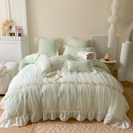 91家纺网 家纺一手货源 找家纺 吾欢心2025新款糯小棉进口雪纺蕾丝花边加进口刺绣花边拼接四件套 维密天使绿