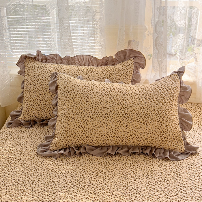 91家纺网 家纺一手货源 找家纺 2025云感提花双层纱加厚夹棉绗缝床盖 小豹纹