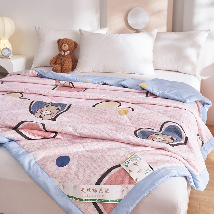 91家纺网 家纺一手货源 找家纺 羽梦家纺2025新款新疆棉花全棉夏凉被 可乐熊粉