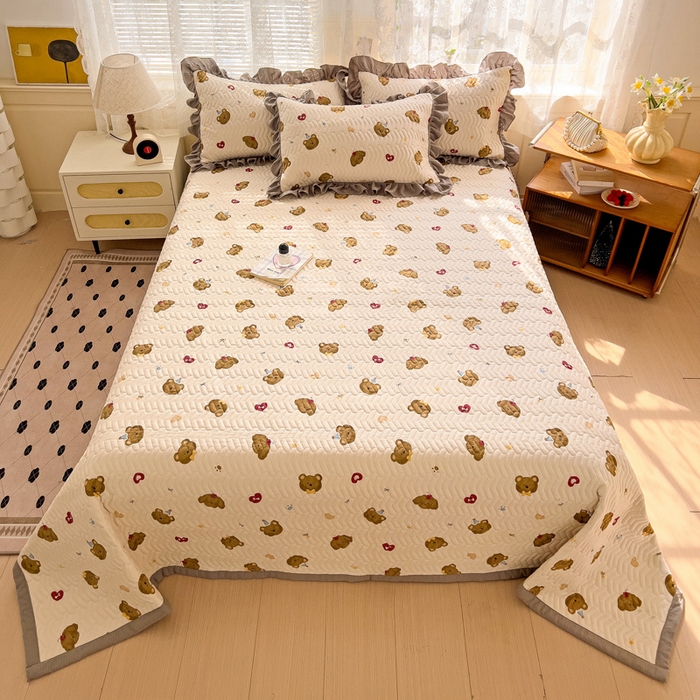 91家纺网 家纺一手货源 找家纺 2025云感提花双层纱加厚夹棉绗缝床盖 奇妙小熊米