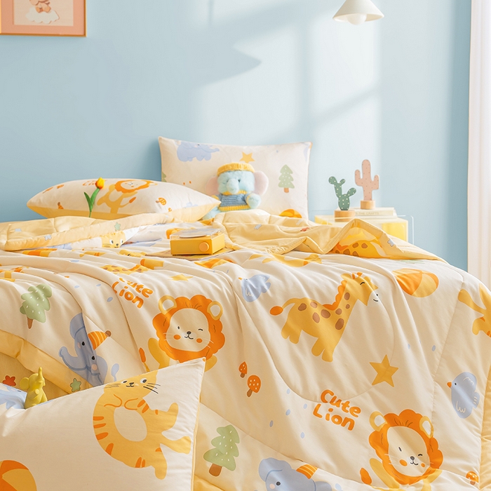 91家纺网 家纺一手货源 找家纺 暖阳 【同款地板价】2025年新款全棉印花棉花夏被四件套被子被芯 狮子乐园