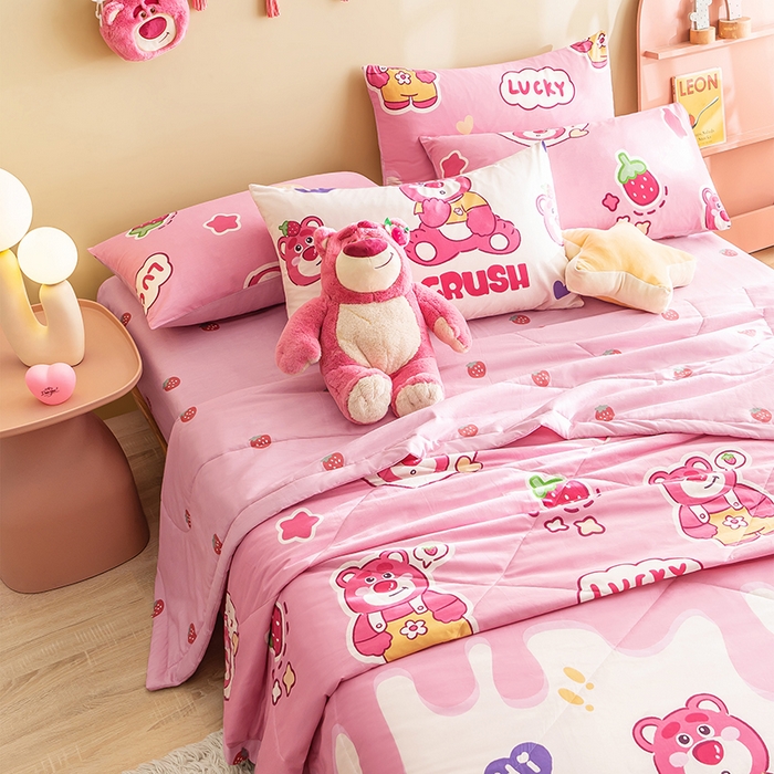 91家纺网 家纺一手货源 找家纺 暖阳 【同款地板价】2025年新款全棉印花棉花夏被四件套被子被芯 草莓熊宝