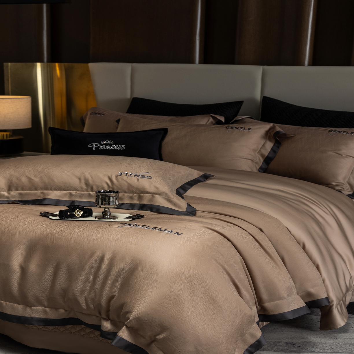 91家纺网 家纺一手货源 找家纺 时亿家居 2025新款80天丝提花床盖款四件套-晓雅系列 晓雅 咖