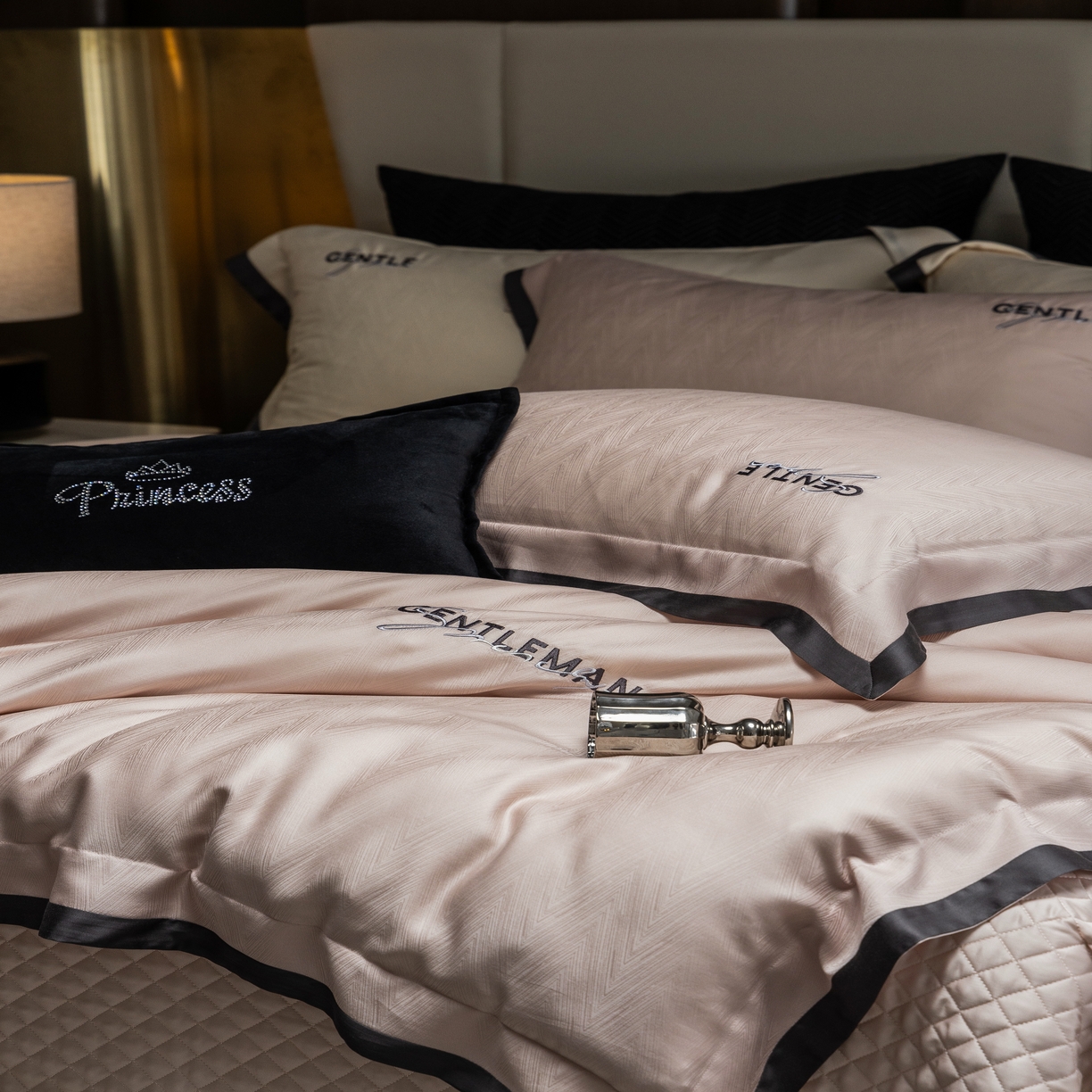 91家纺网 家纺一手货源 找家纺 时亿家居 2025新款80天丝提花床盖款四件套-晓雅系列 晓雅 粉