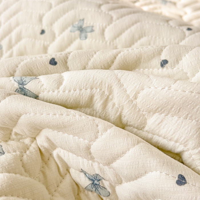 91家纺网 家纺一手货源 找家纺 2025云感提花双层纱加厚夹棉绗缝床盖 相思蓝