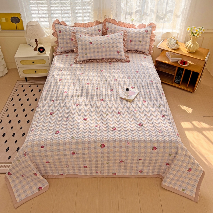 91家纺网 家纺一手货源 找家纺 2025云感提花双层纱加厚夹棉绗缝床盖 有草莓的地方