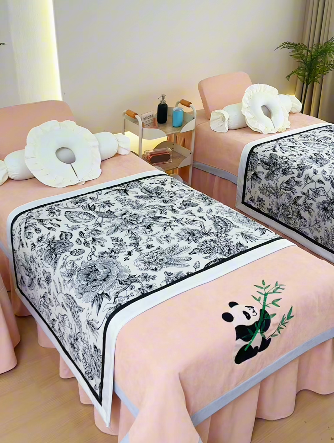 91家纺网 家纺一手货源 找家纺 不打烊家纺 2025新款贡缎绣花熊猫系列美容床罩 卡其色