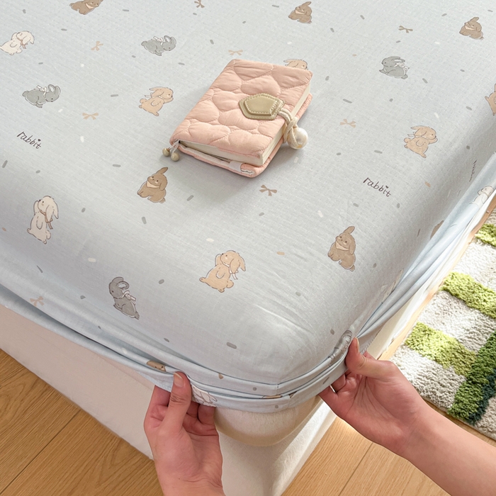 91家纺网 家纺一手货源 找家纺 博雅 2025新款全棉A类双层纱床笠 兔兔蜜语