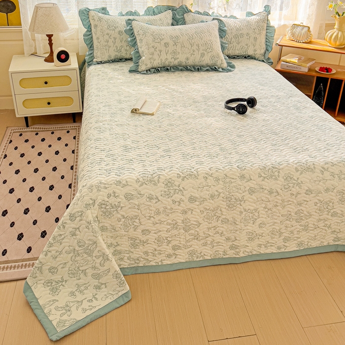 91家纺网 家纺一手货源 找家纺 2025云感提花双层纱加厚夹棉绗缝床盖 海像森林