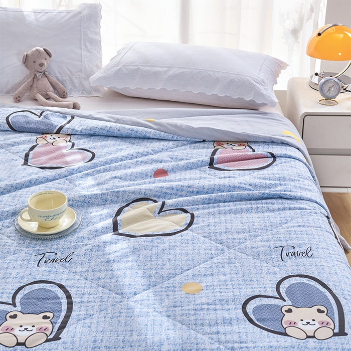 91家纺网 家纺一手货源 找家纺 羽梦家纺2025新款新疆棉花全棉夏凉被 可乐熊兰