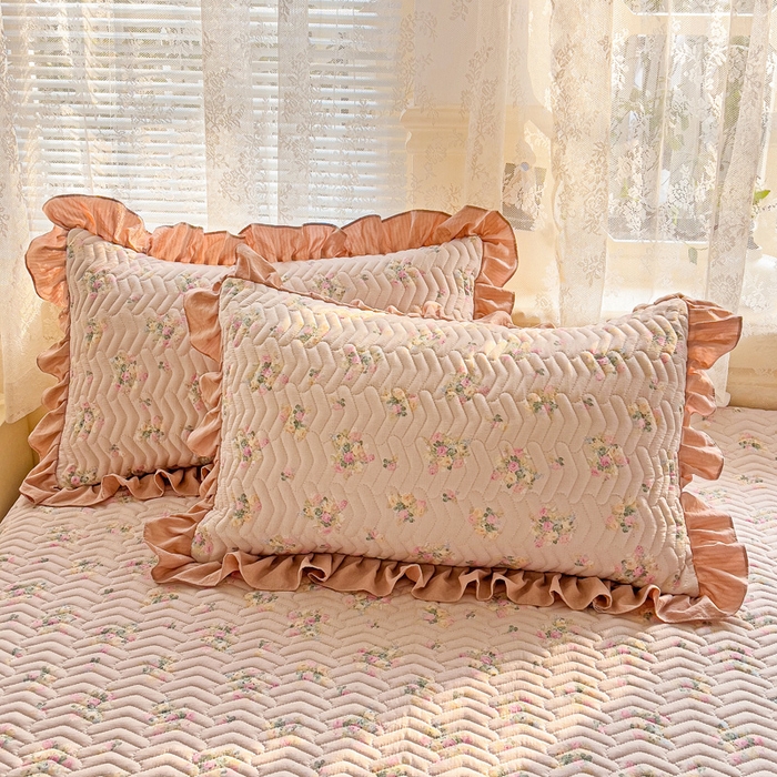 91家纺网 家纺一手货源 找家纺 2025云感提花双层纱加厚夹棉绗缝床盖 暗恋