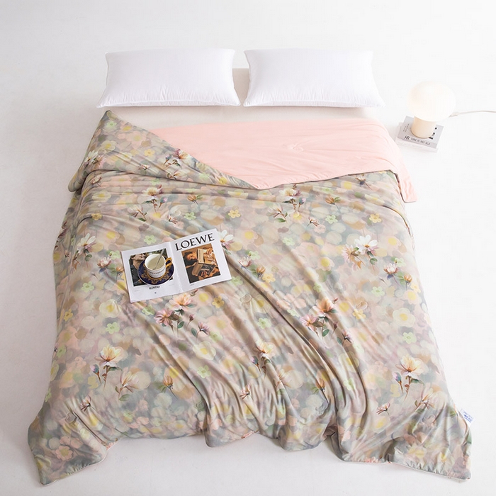 91家纺网 家纺一手货源 找家纺 睡棉坊2025新款数码印花高克重凉感丝夏凉被呱呱被10%大豆纤维填充带质检报告 静若繁花