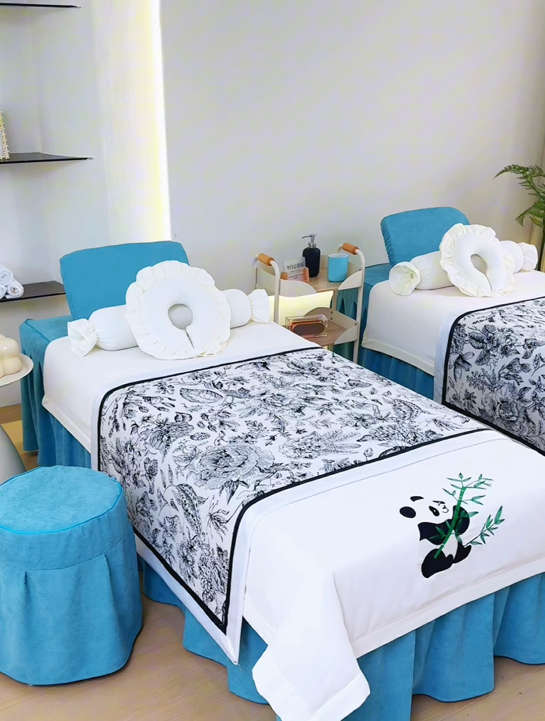 91家纺网 家纺一手货源 找家纺 不打烊家纺 2025新款贡缎绣花熊猫系列美容床罩 米白色拼绿色