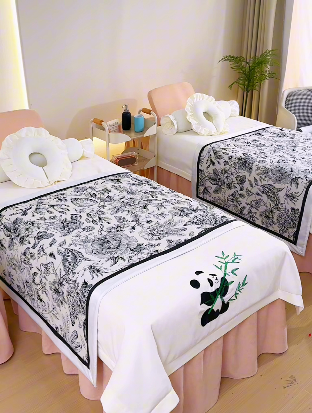 91家纺网 家纺一手货源 找家纺 不打烊家纺 2025新款贡缎绣花熊猫系列美容床罩 米白色拼卡其色