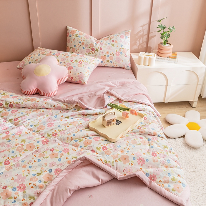 91家纺网 家纺一手货源 找家纺 暖阳 【同款地板价】2025年新款全棉印花棉花夏被四件套被子被芯 倾心之恋